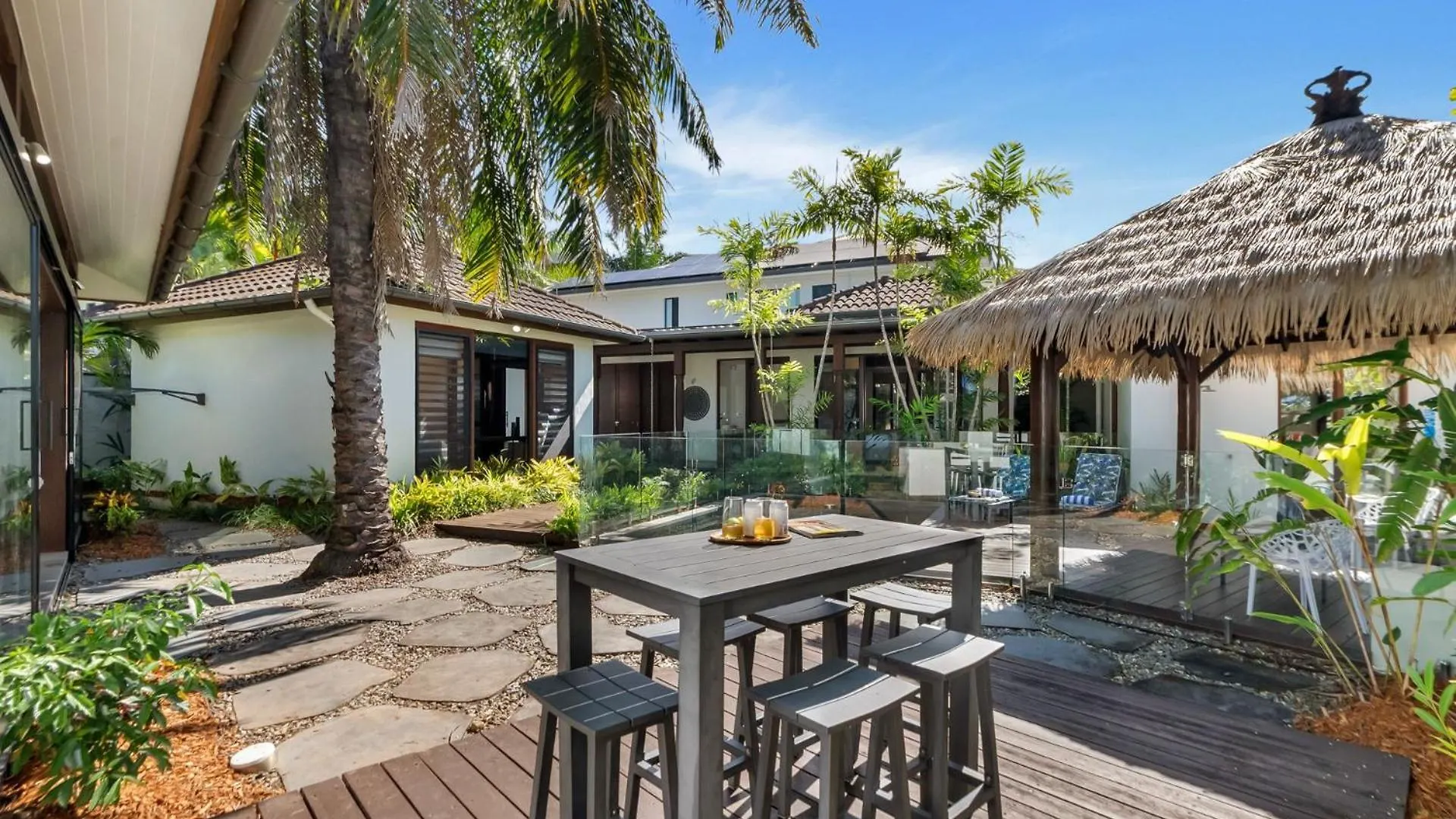 Belle Escapes Pura Palm Cove - Two Luxury Balinese Villas Semesterbostad